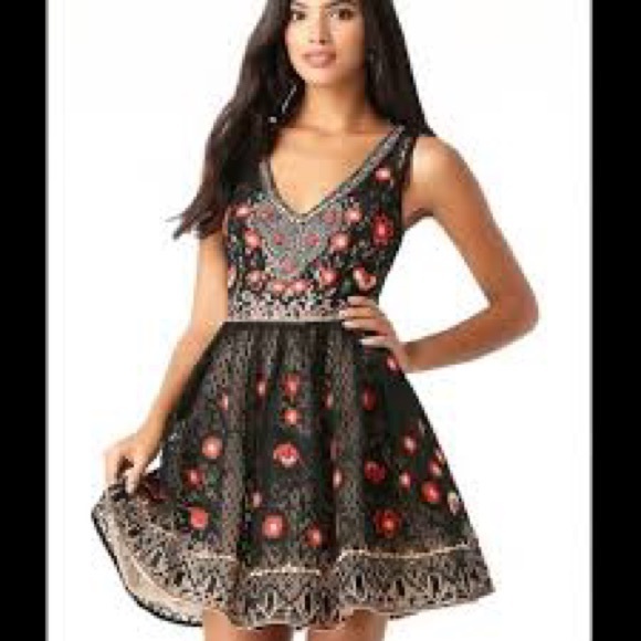 Bebe embroidered intricate dress - Picture 3 of 6